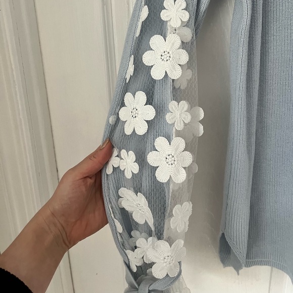 🦋 French Connection - Blogger Favorite V Neck Sweater w/ Floral Sleeves - Blue - Picture 6 of 8